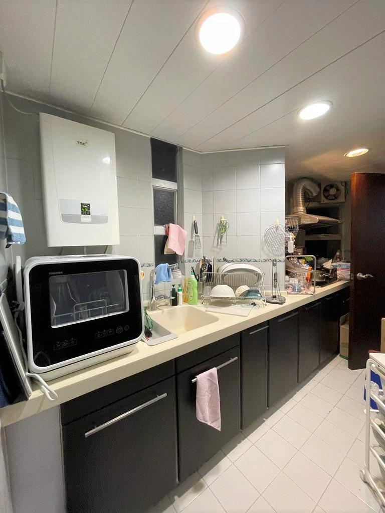 廚房面積也不小,並附有一個儲物室。