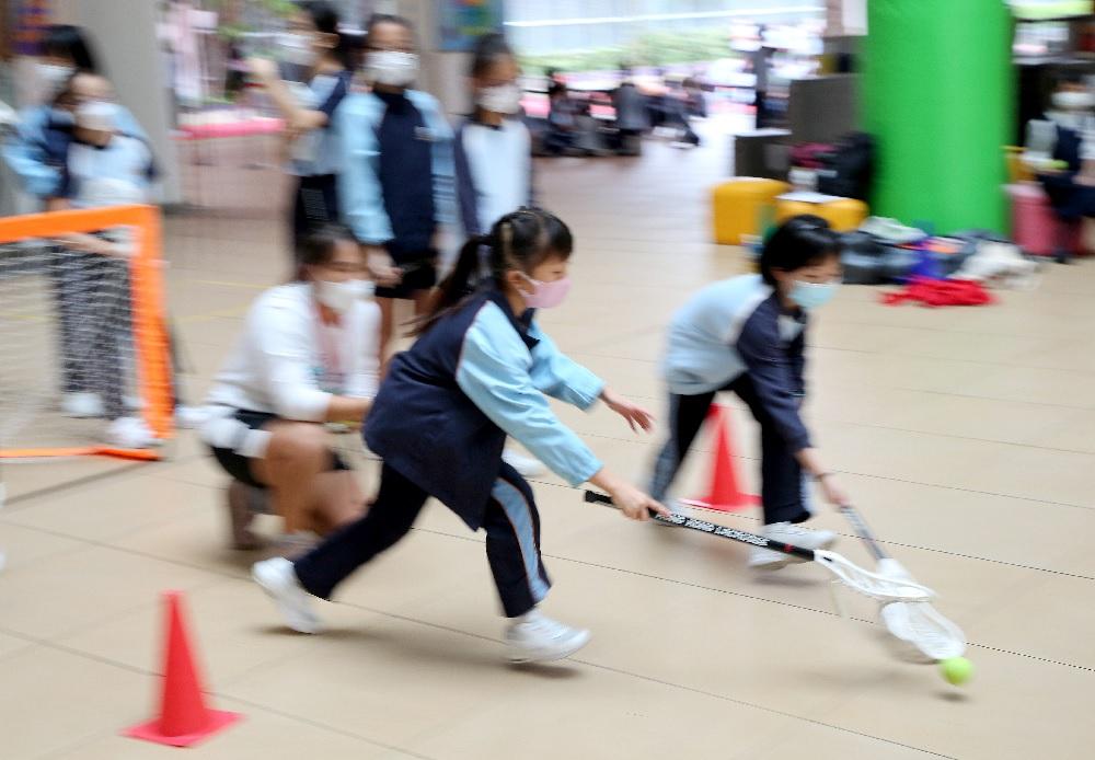 OLE課堂涵蓋範疇超過100個主題,棍網球是其中一種。