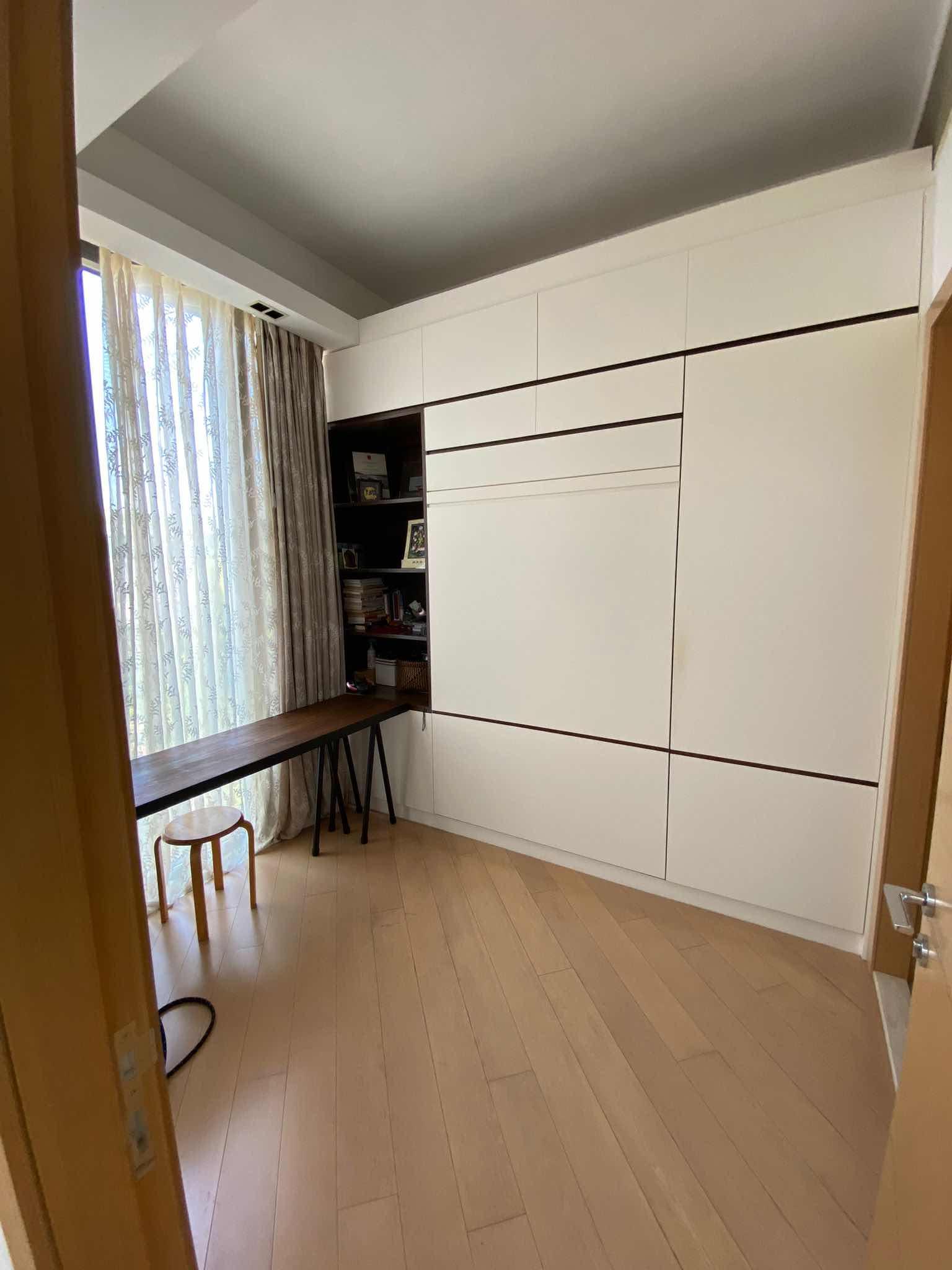 其中一間套房改為書房用途,設有大型組合櫃,新淨實用。