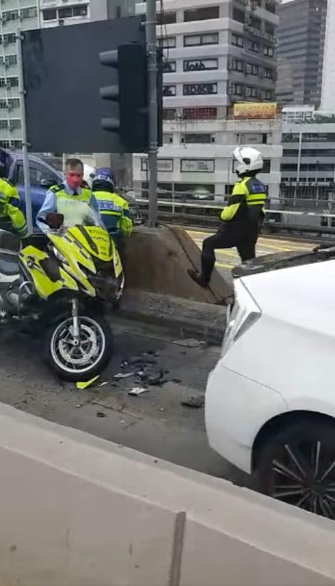 交警鐵馬車頭損毁,私家車車尾凹陷。(馬路的事討論區@fb圖)