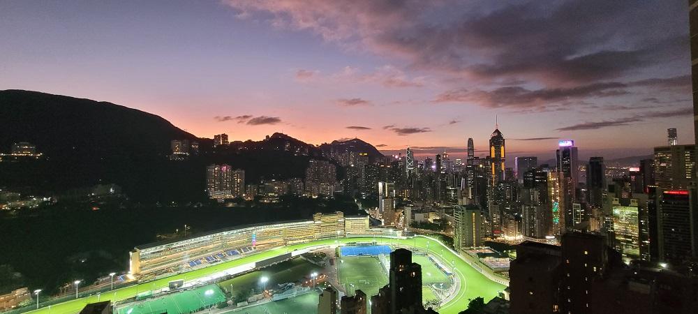 日落時分的馬場景致,非常吸睛。