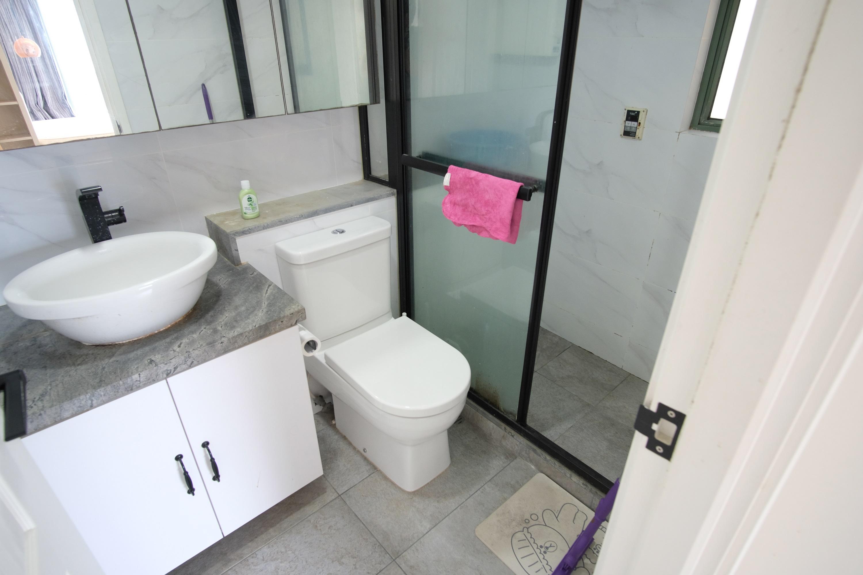 企缸浴室以灰和白色為主調,尚算新淨。