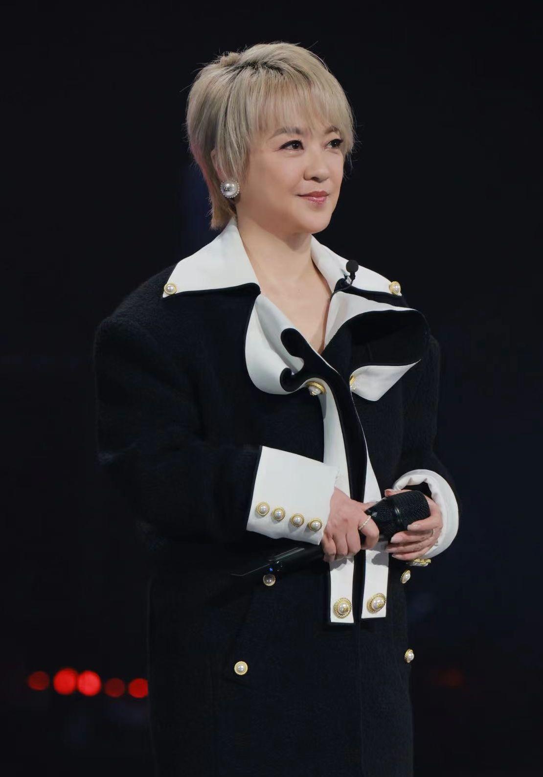 陳慧嫻演唱國語經典作品《用心良苦》,獲得一致好評。