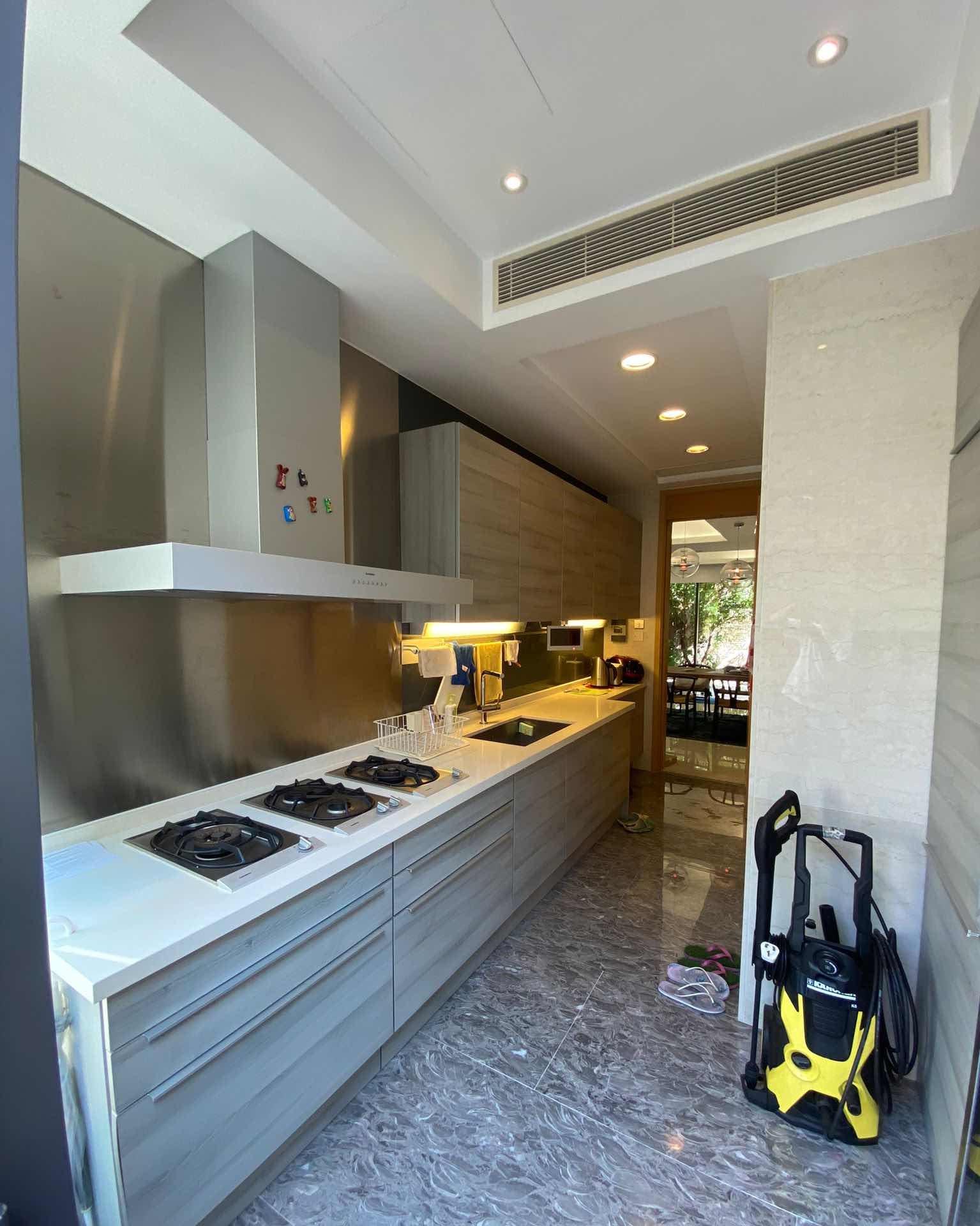 位於地下的廚房呈長方形設計,附設工人套房,配套簇新美觀。