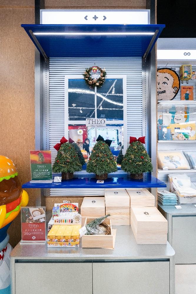 每棵聖誕樹均用上10小時全人手製作,並取材天然的「藍冰柏」,散發陣陣樹香。