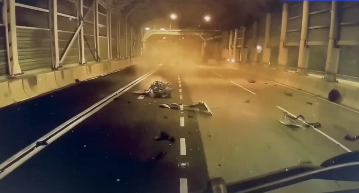 私家車引擎亦飛出車外,零件四散路中。(網片截圖)