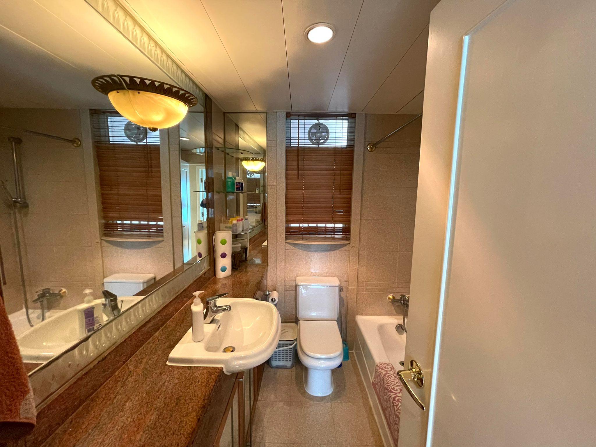 客廁裝修整潔企理。