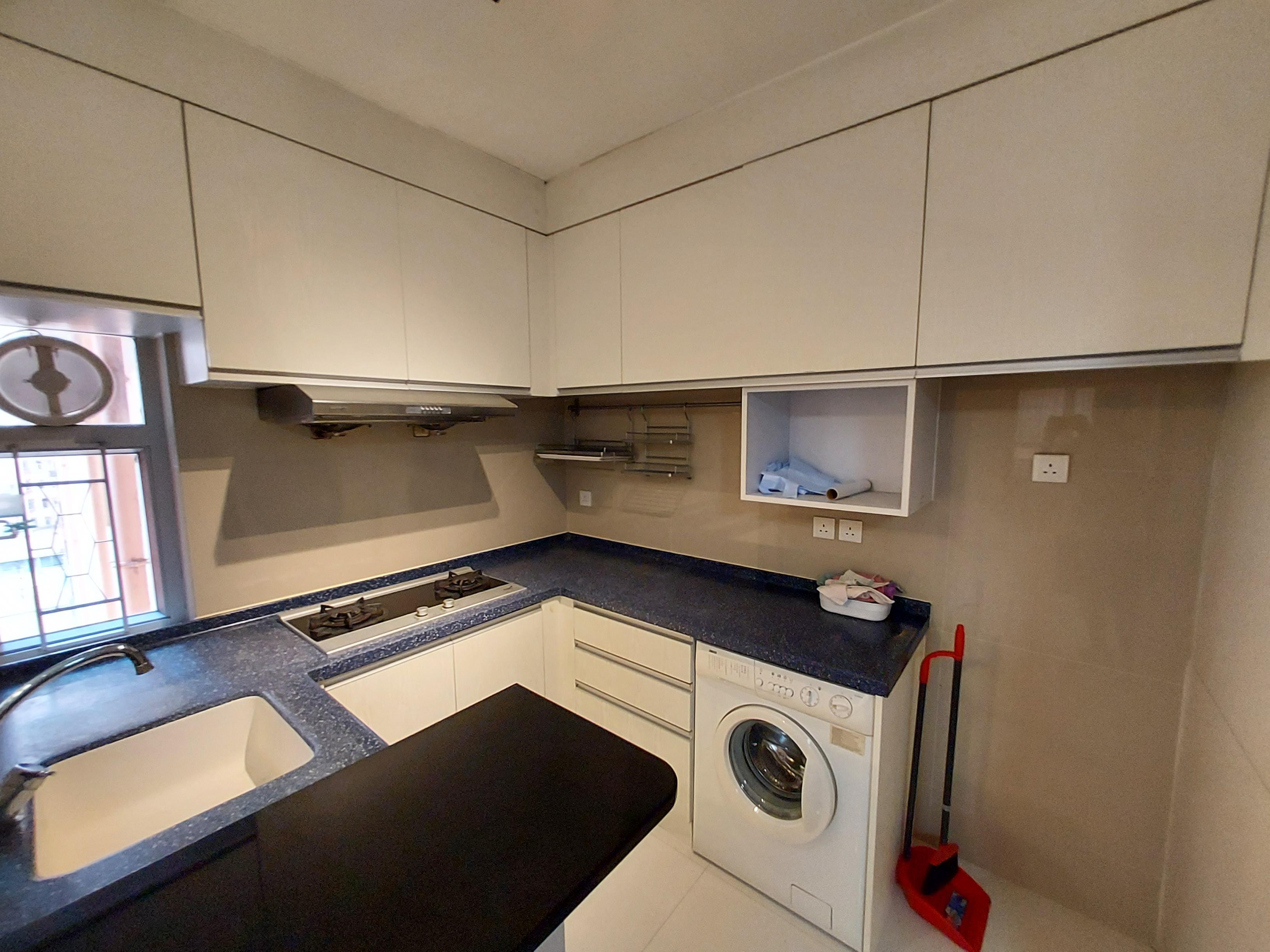 開放式廚房配套簇新,下廚空間亦充裕。