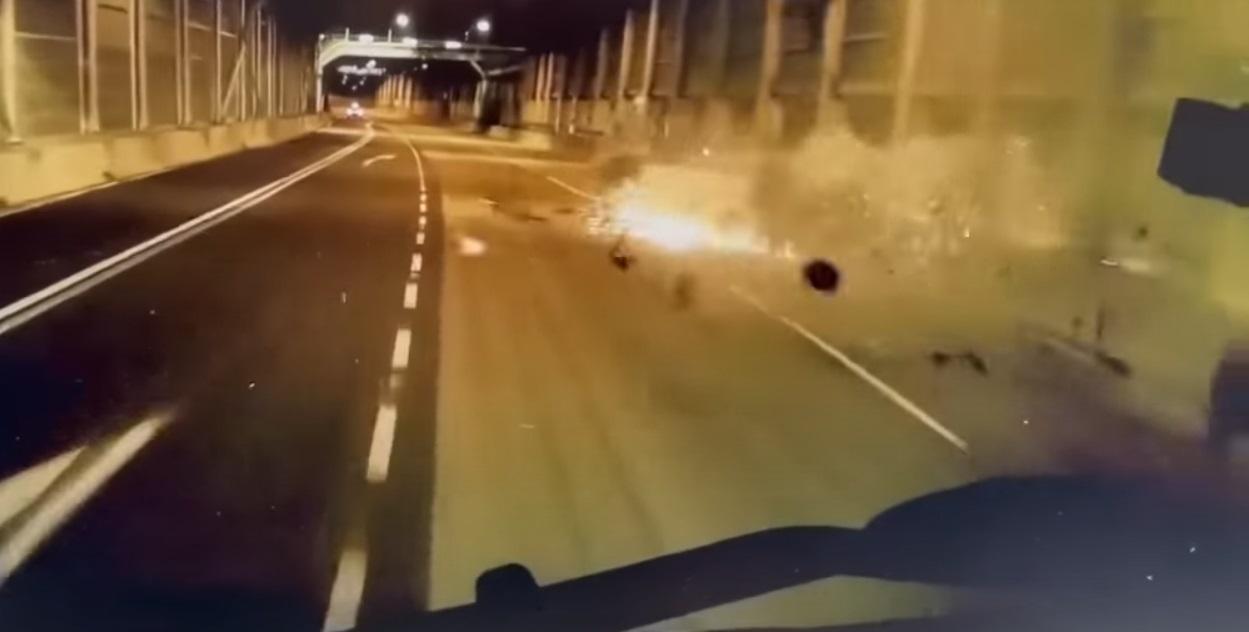 屯門公路私家車自炒撞壆,火花四濺。(影片截圖)