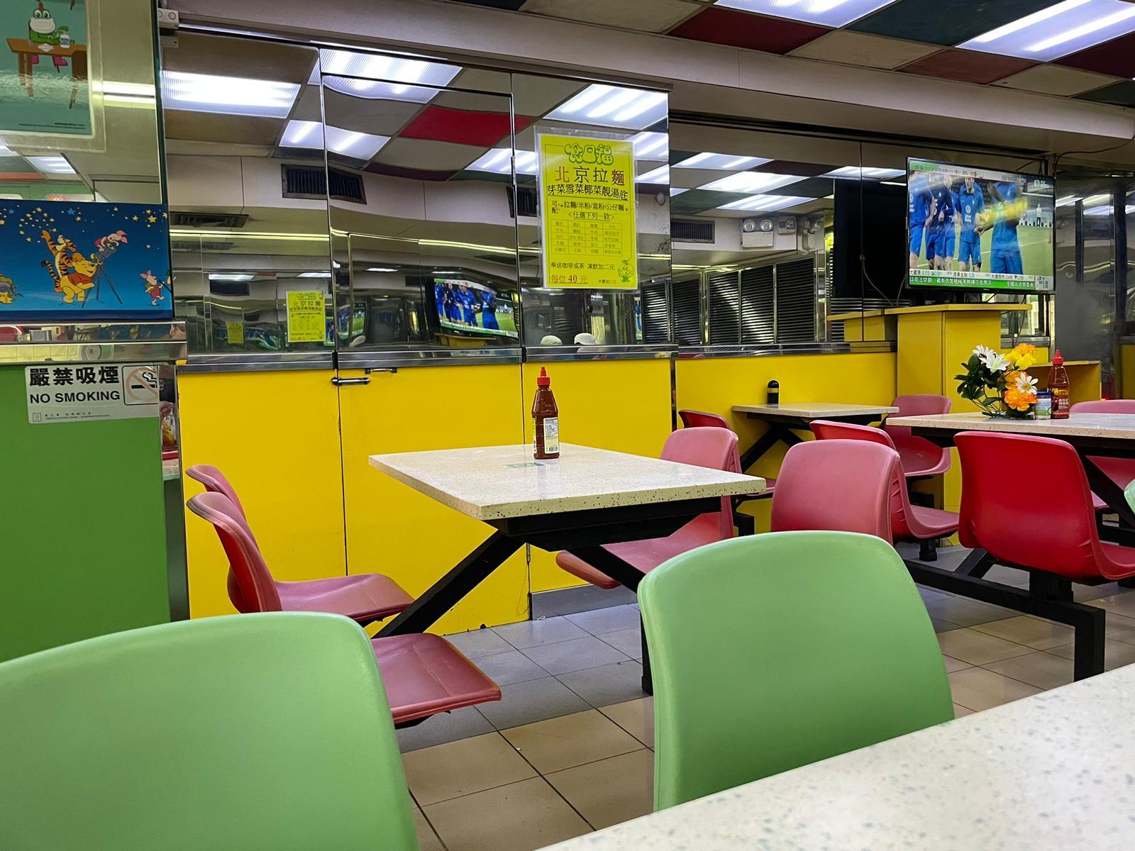 市民明日起毋須再掃「安心出行」,但食肆等會保留使用「疫苗通行證」。(蘇文傑攝)