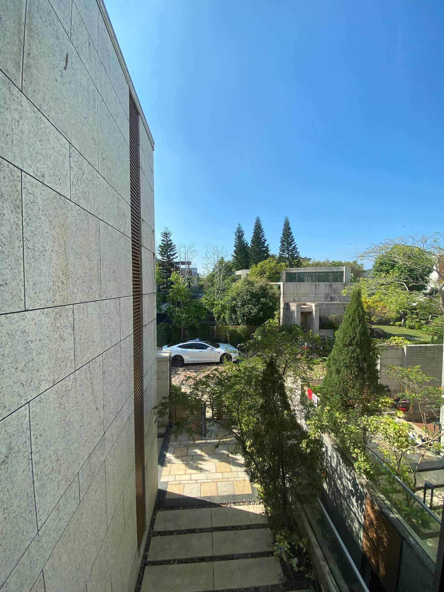 單位景觀以四周洋房和園景為主,相當清靜開揚。