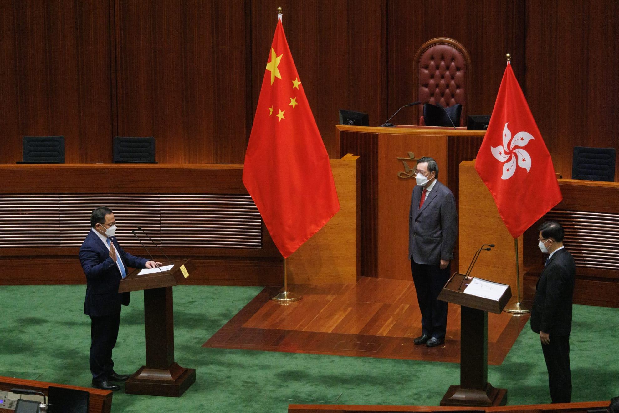 民建聯陳永光宣誓。(蘇文傑攝)