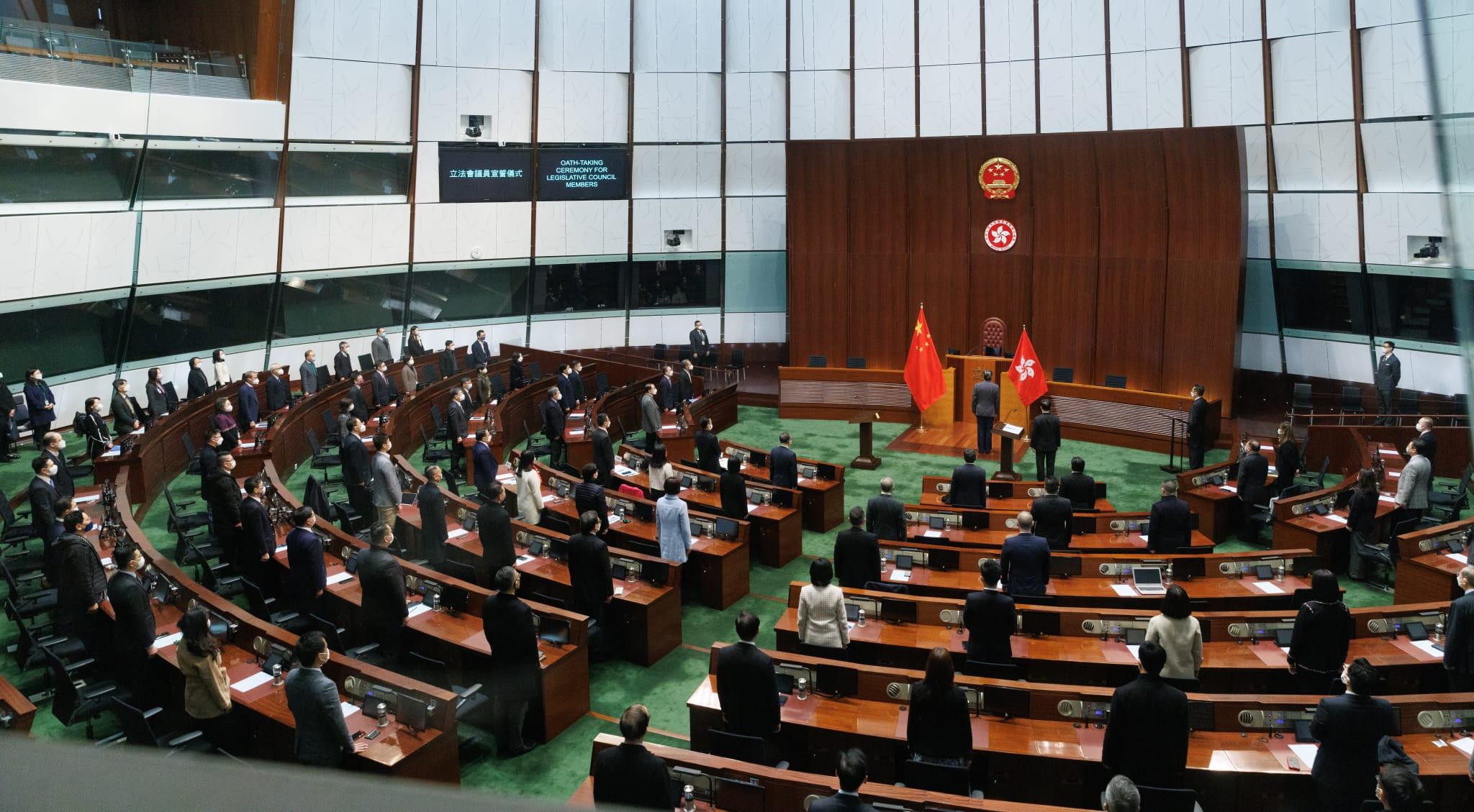 主席台前掛國旗區旗,儀式開始時,立法會先奏唱國歌。(蘇文傑攝)