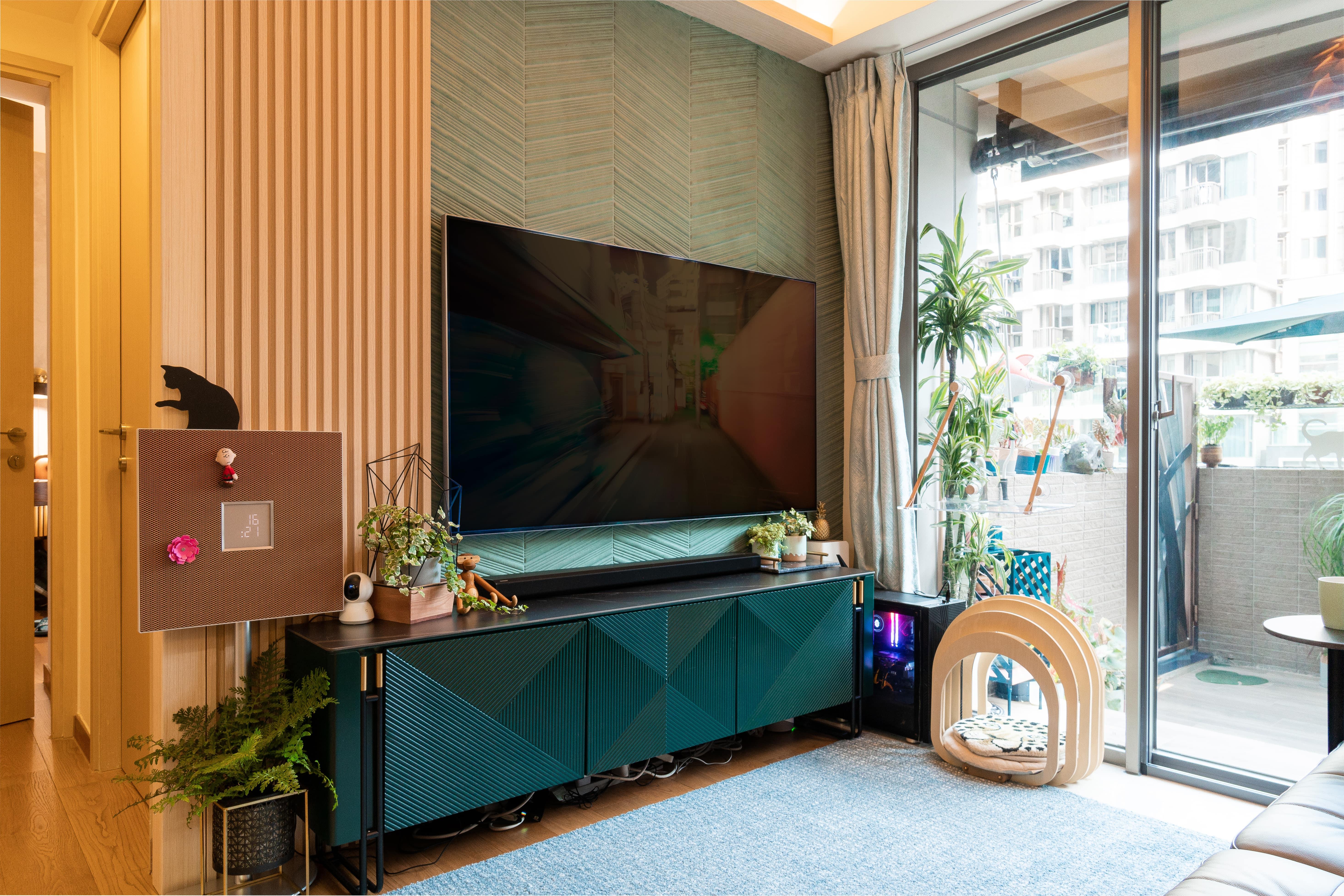 客廳用了樹葉紋的作為特色牆