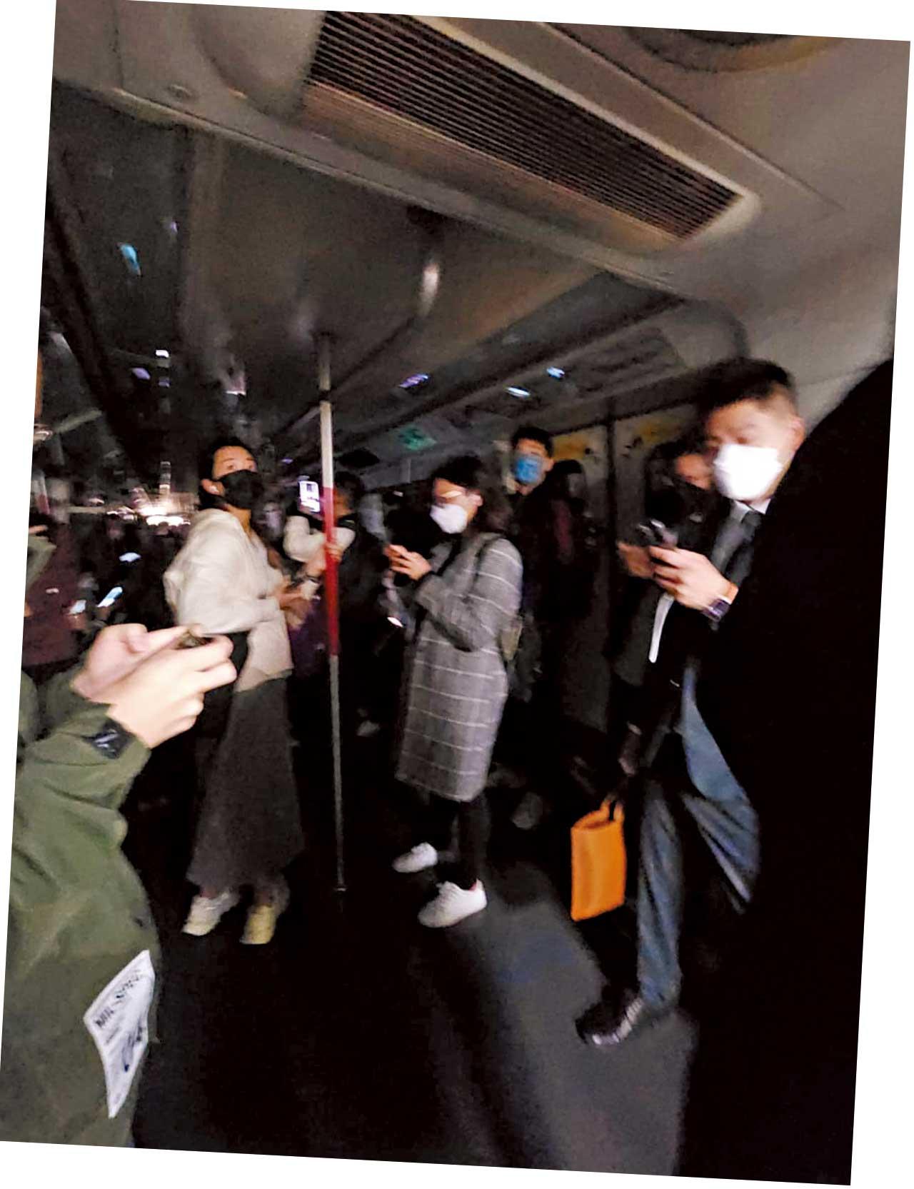 港鐵出軌後疑又「甩卡」 將軍澳綫出事 逾千人行路軌疏散 港鐵致歉