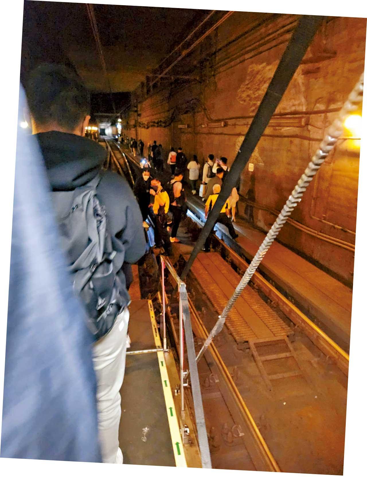 港鐵出軌後疑又「甩卡」 將軍澳綫出事 逾千人行路軌疏散 港鐵致歉