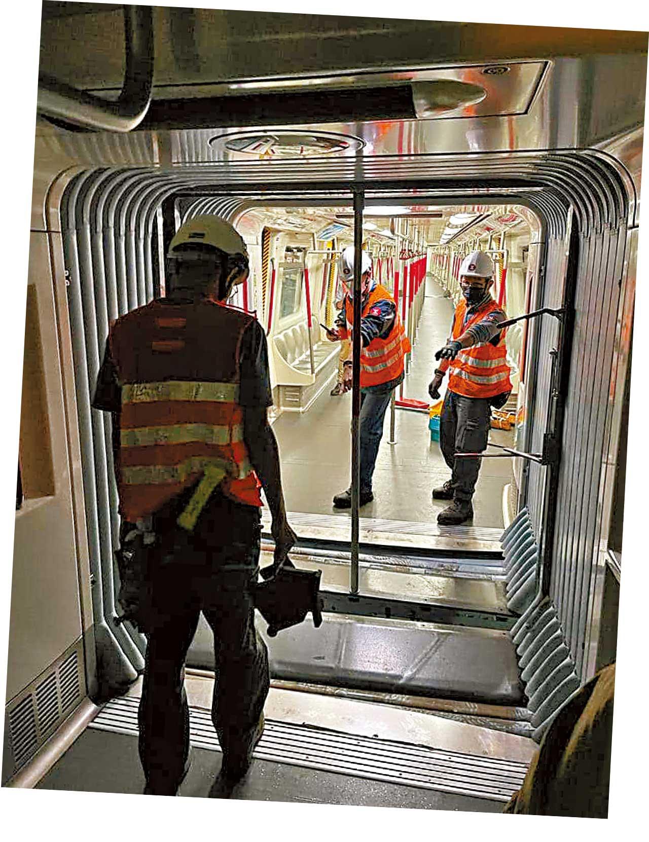 港鐵出軌後疑又「甩卡」 將軍澳綫出事 逾千人行路軌疏散 港鐵致歉