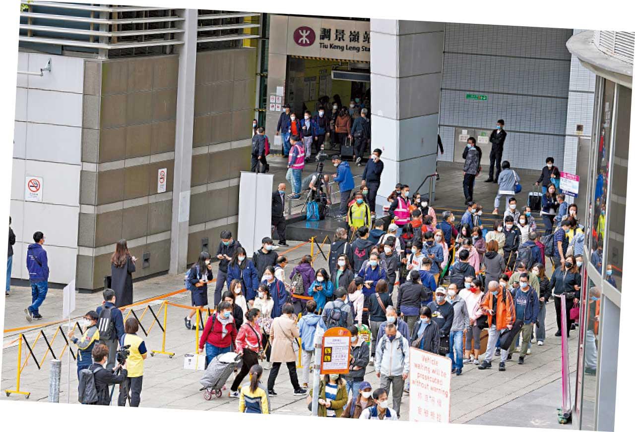 港鐵出軌後疑又「甩卡」 將軍澳綫出事 逾千人行路軌疏散 港鐵致歉