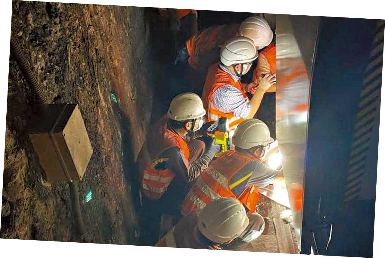 港鐵出軌後疑又「甩卡」 將軍澳綫出事 逾千人行路軌疏散 港鐵致歉