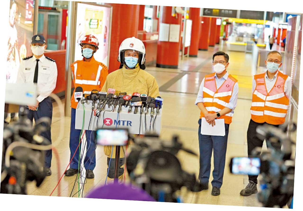 港鐵出軌後疑又「甩卡」 將軍澳綫出事 逾千人行路軌疏散 港鐵致歉