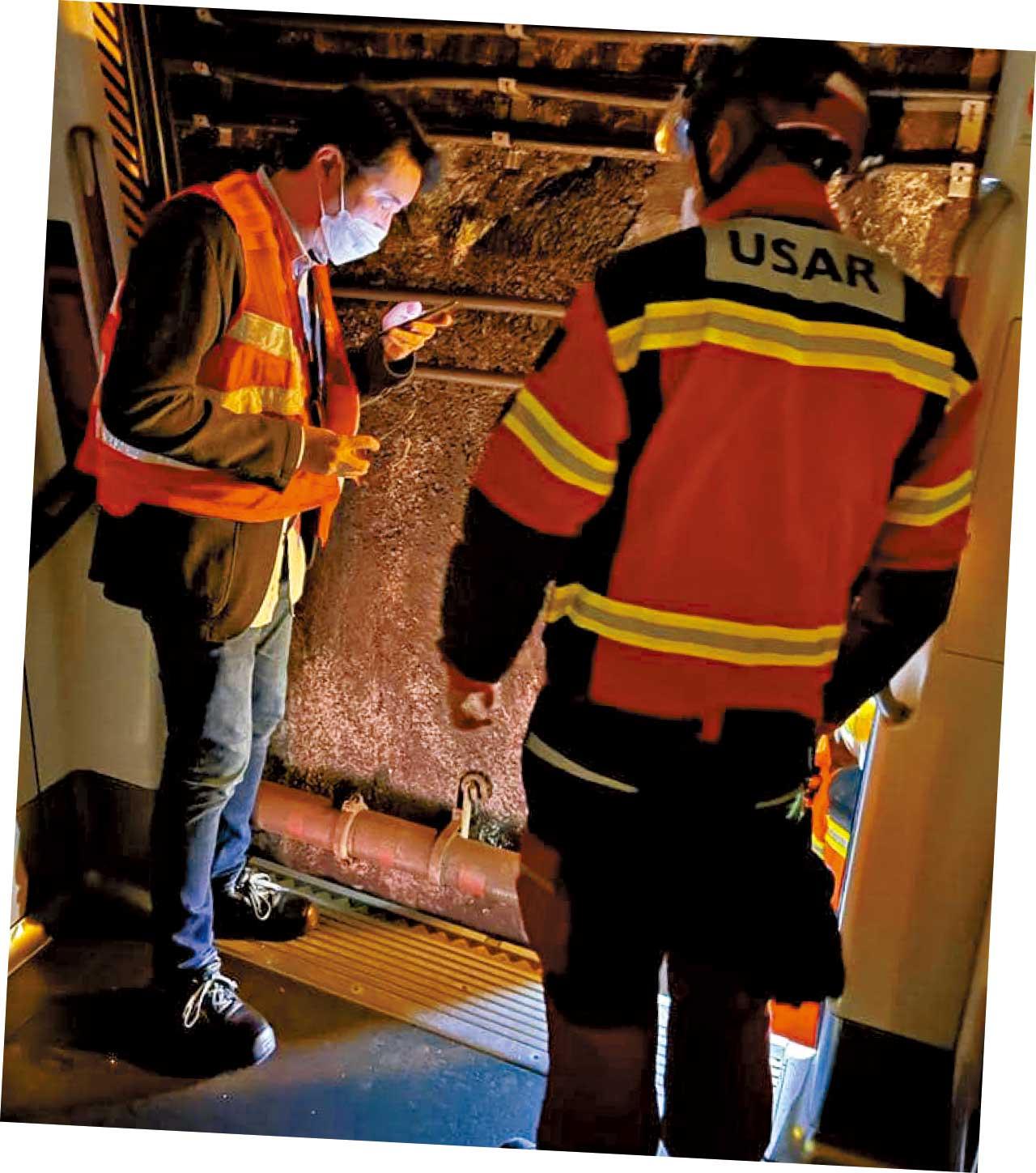 港鐵出軌後疑又「甩卡」 將軍澳綫出事 逾千人行路軌疏散 港鐵致歉