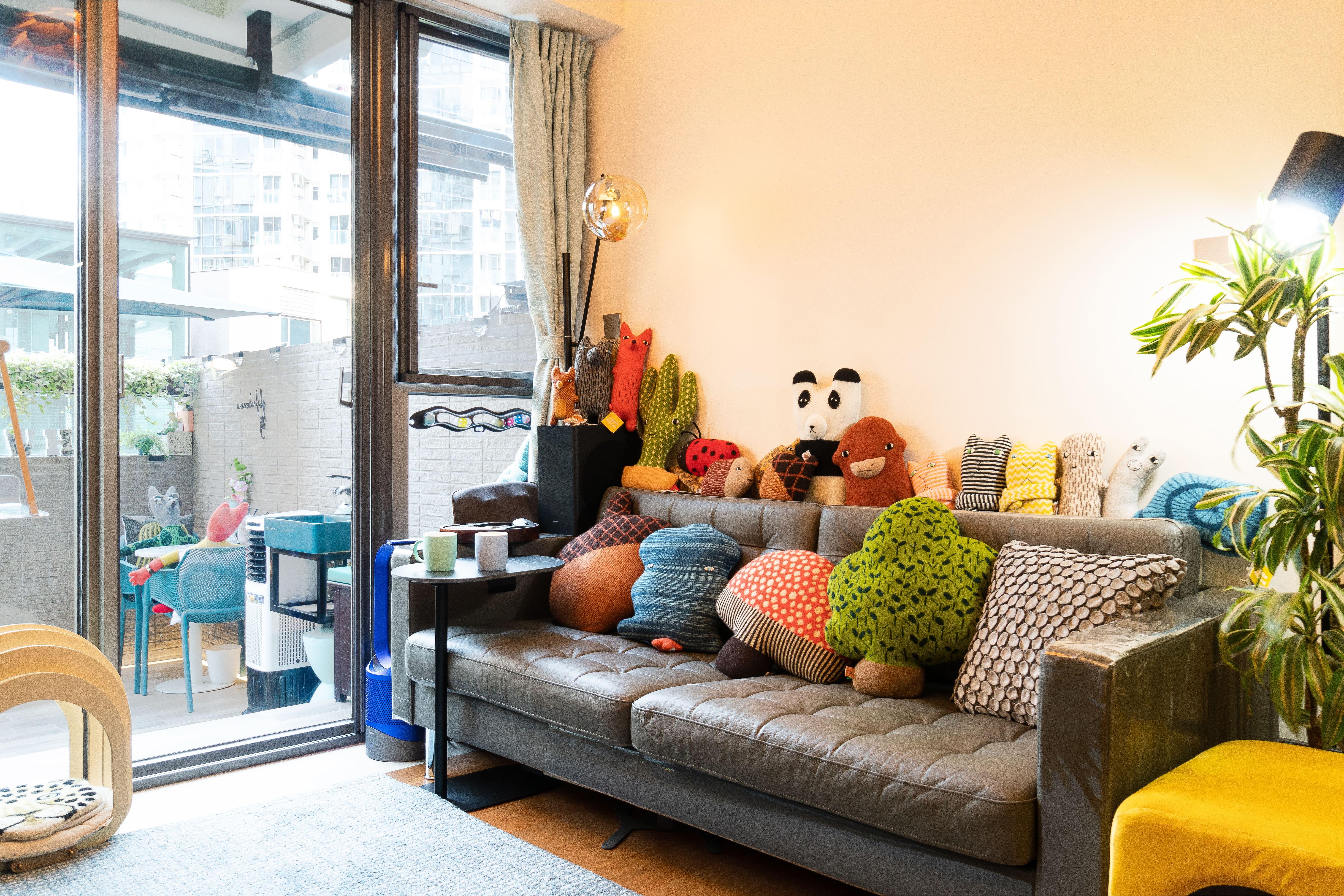 客廳用了樹葉紋的作為特色牆