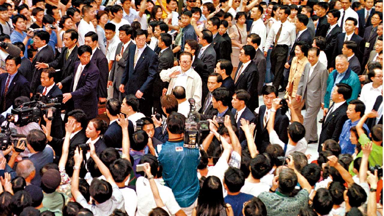 江澤民四度訪港 主持主權移交 逛商場廣東話與市民交流