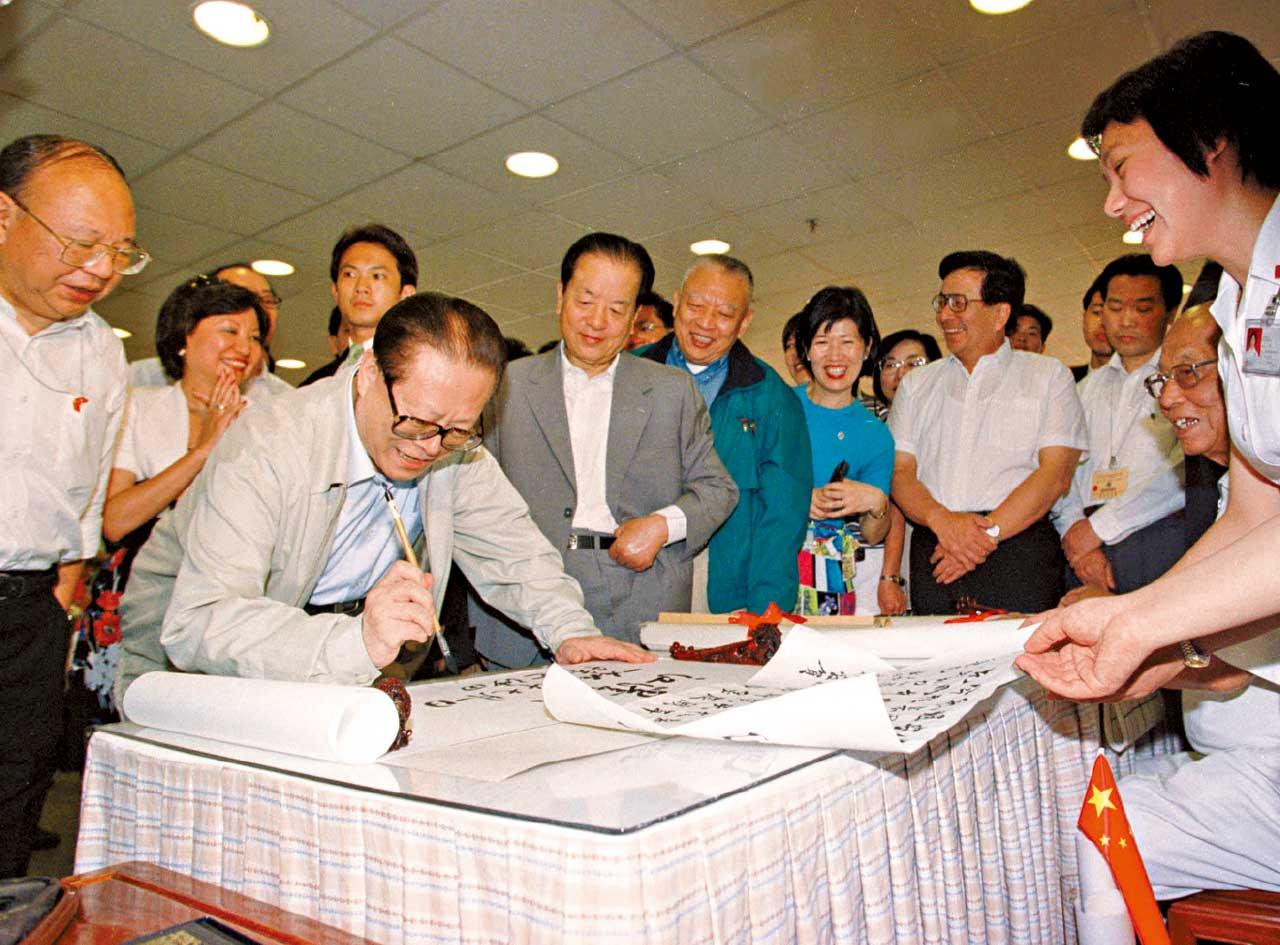 江澤民四度訪港 主持主權移交 逛商場廣東話與市民交流