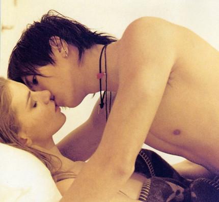 山下智久曾為雜誌《anan》拍攝大膽寫真。