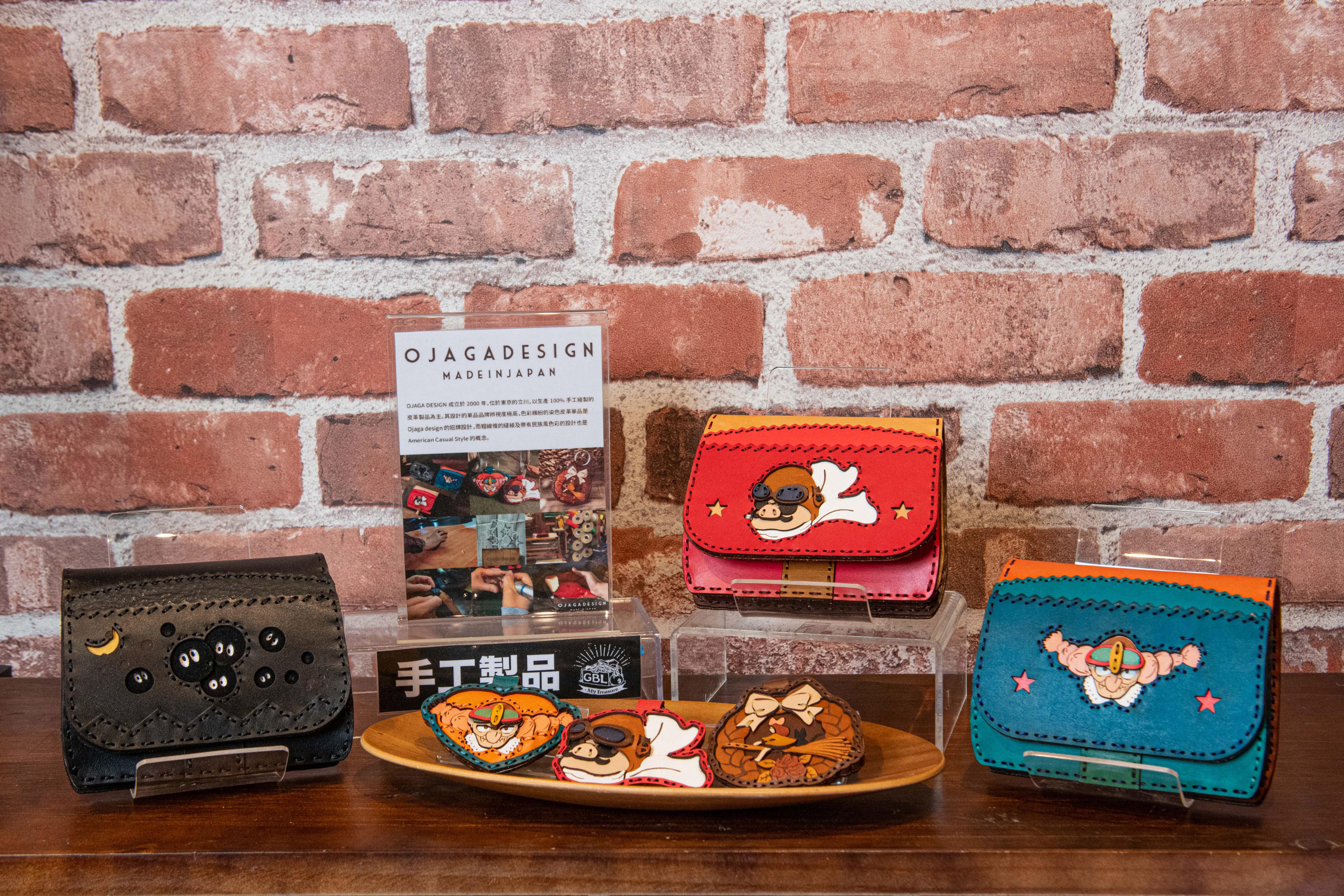 GBL x OJAGA DESIGN手工皮製銀包 各$4,800、手工皮製鑰匙圈 各$630 以生產100%手工縫製的皮革製品馳名的日本品牌OJAGA DESIGN,其色彩繽紛的染色皮革單品是的招牌設計,手工染色、裁剪和縫製,凹凸造型令細節更有層次感。