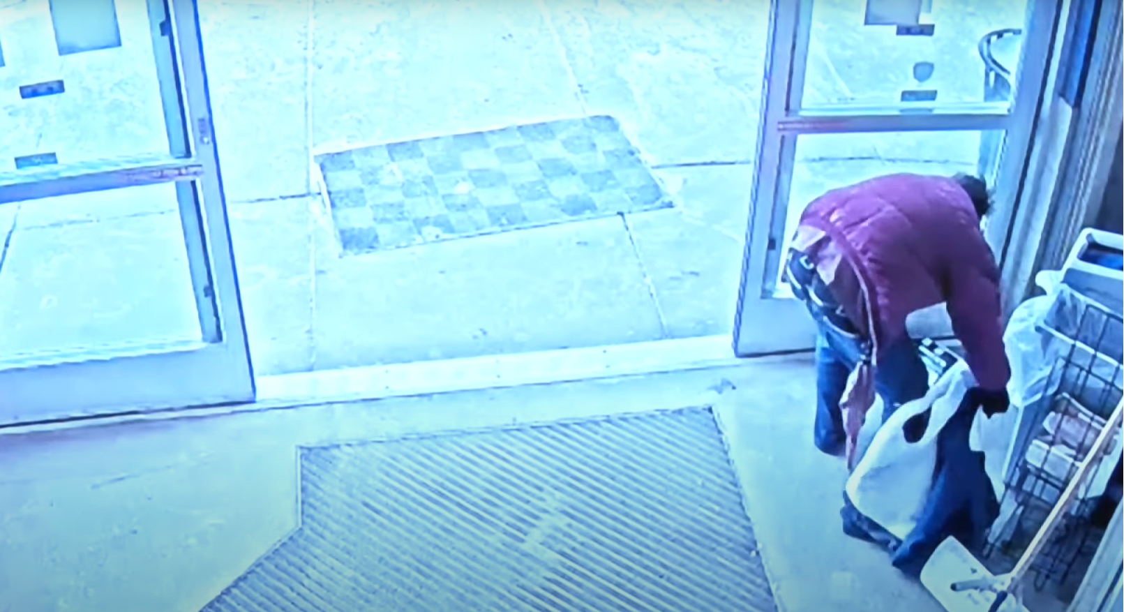 露宿者在店內拾取紙皮。(互聯網)