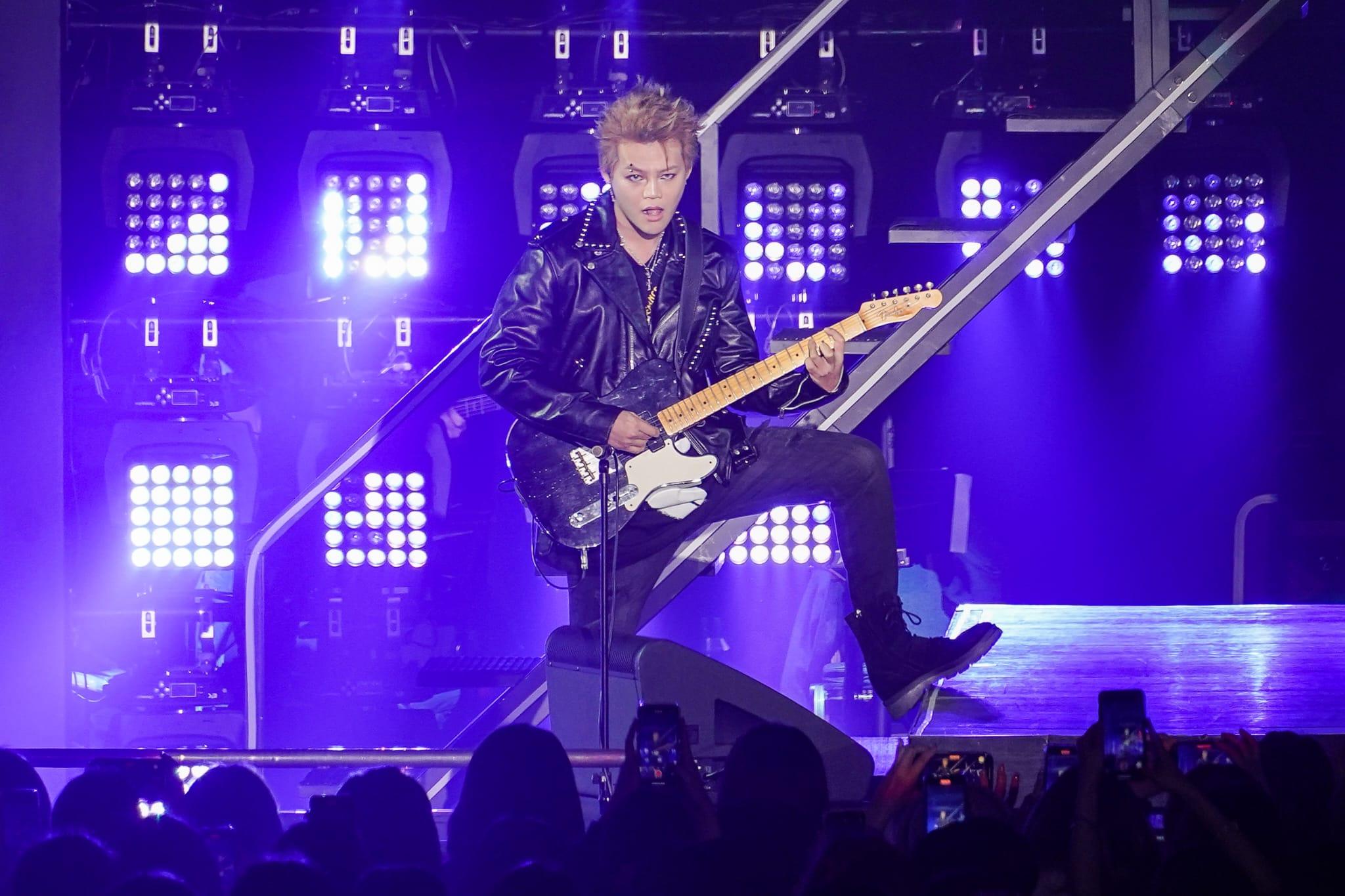 在solo環節,保錡以全黑搖滾look出場。 (李睿哲攝)