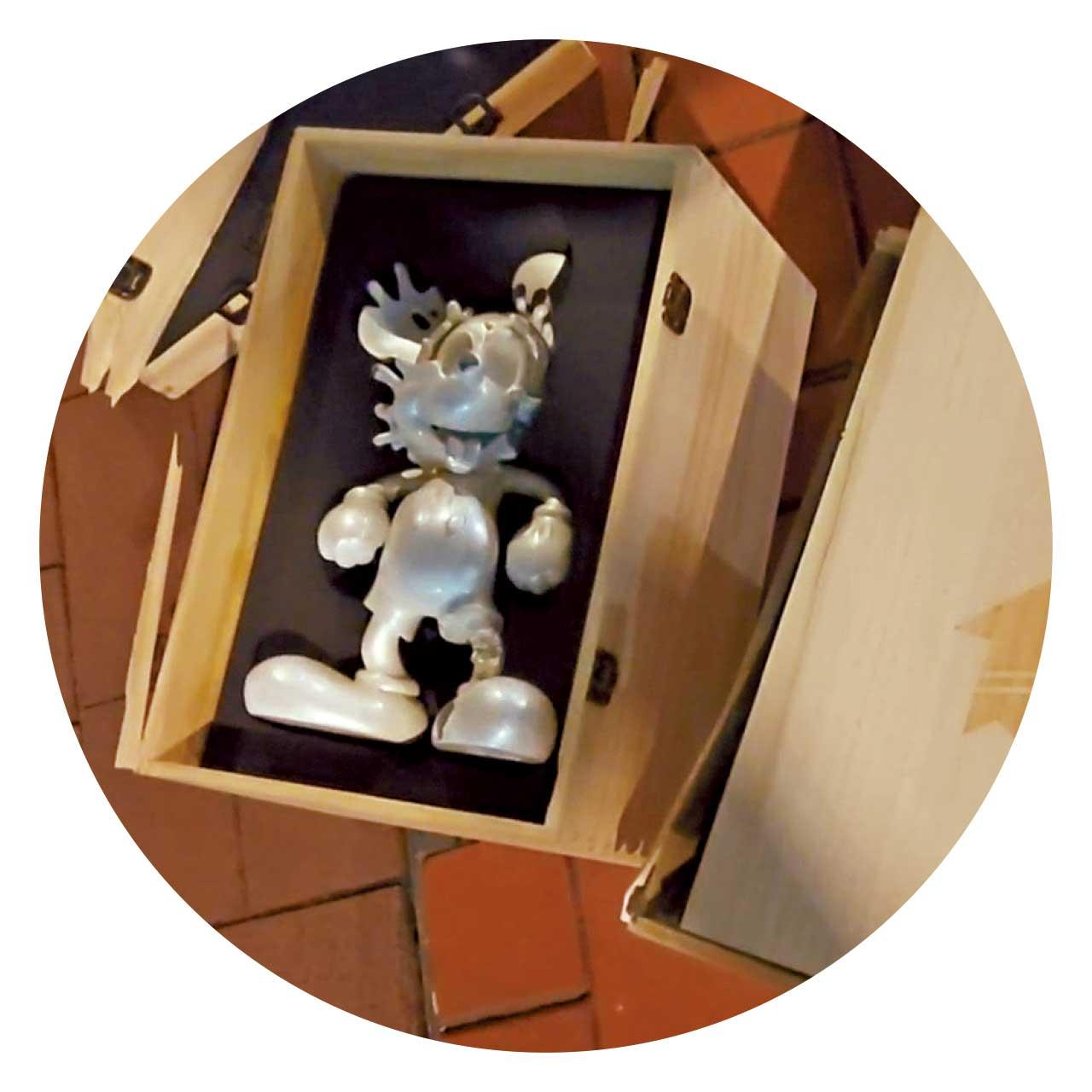 手辦店東主交收遇持錘賊黨 遭劫5萬元「米奇老鼠」