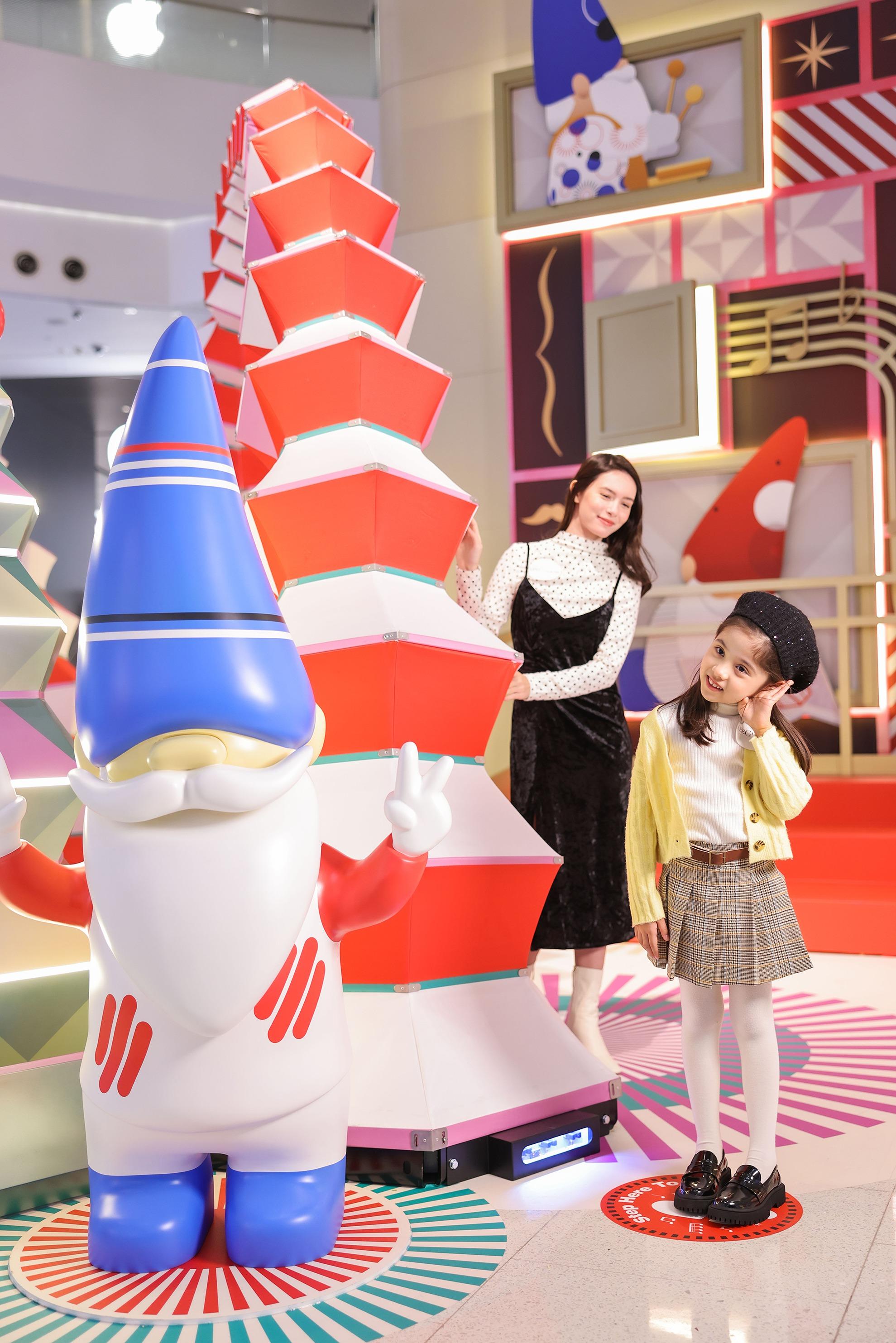 希慎廣場一樓中庭:「巨型聖誕手風琴拱門」