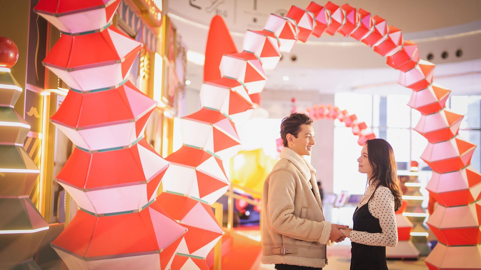 希慎廣場一樓中庭:「巨型聖誕手風琴拱門」