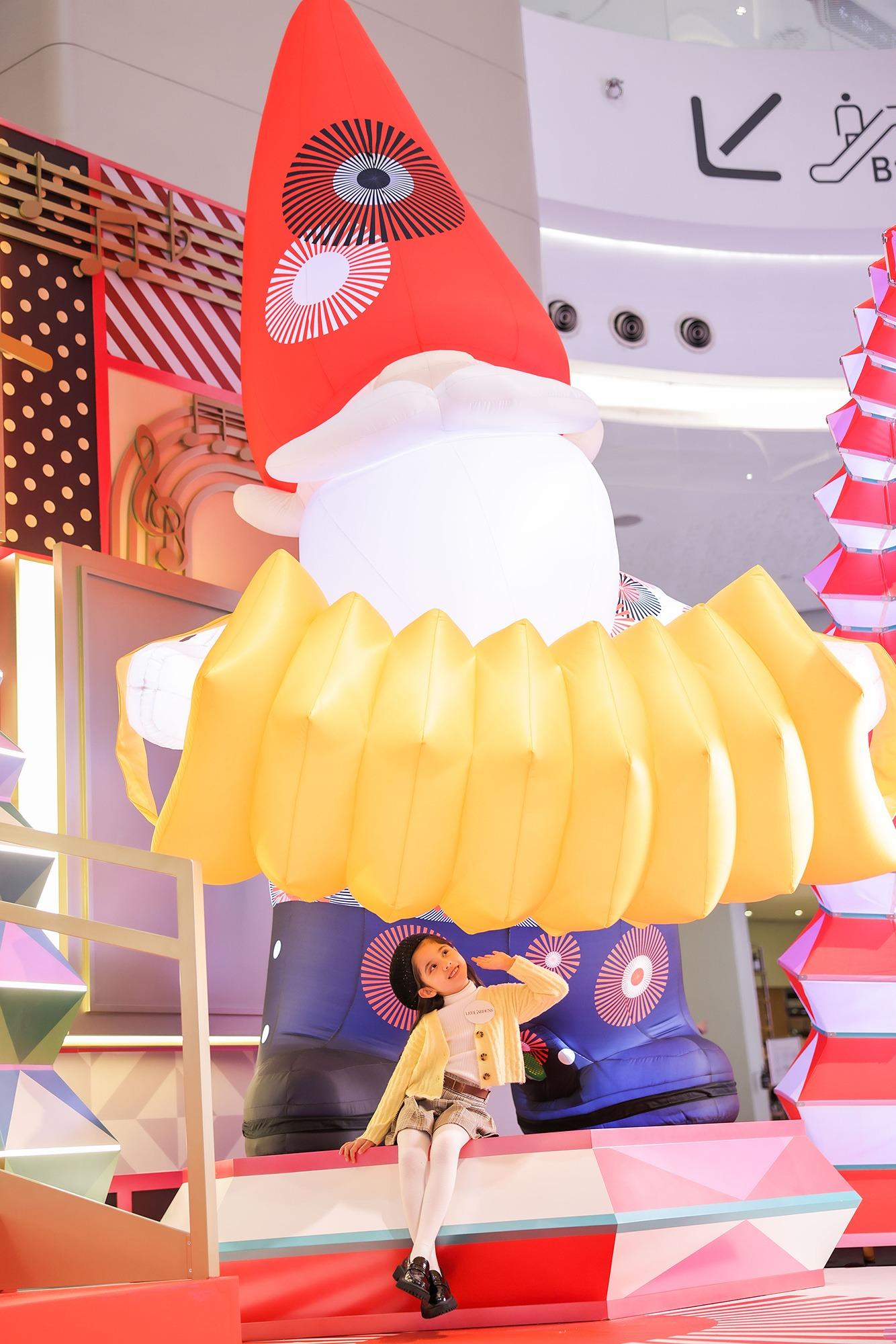 希慎廣場一樓中庭:「巨型聖誕手風琴拱門」