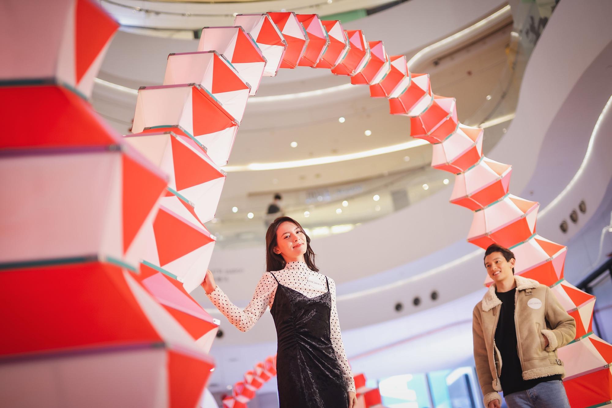 希慎廣場一樓中庭:「巨型聖誕手風琴拱門」