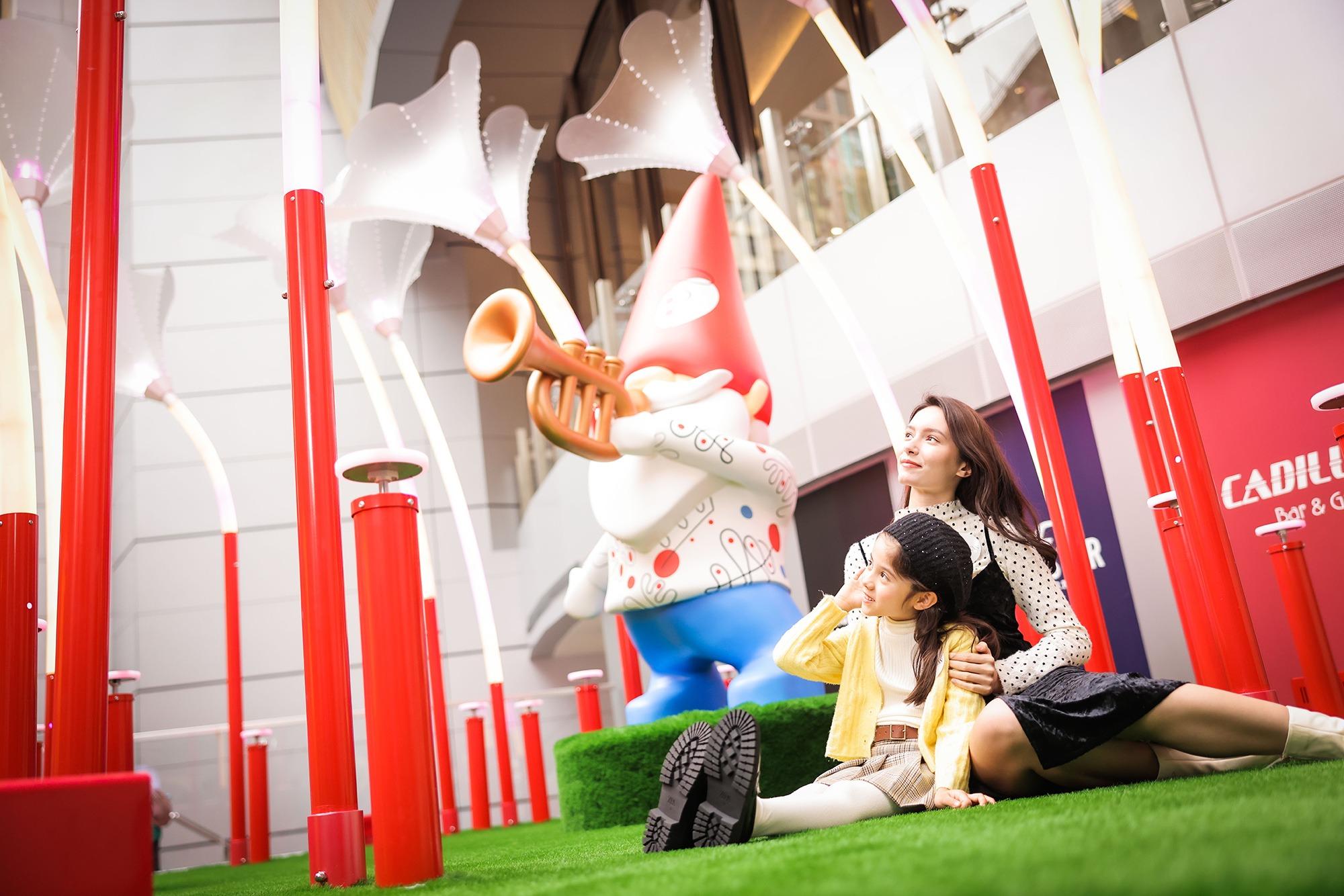 希慎廣場地面(啓超道入口):「炫彩管樂花園」