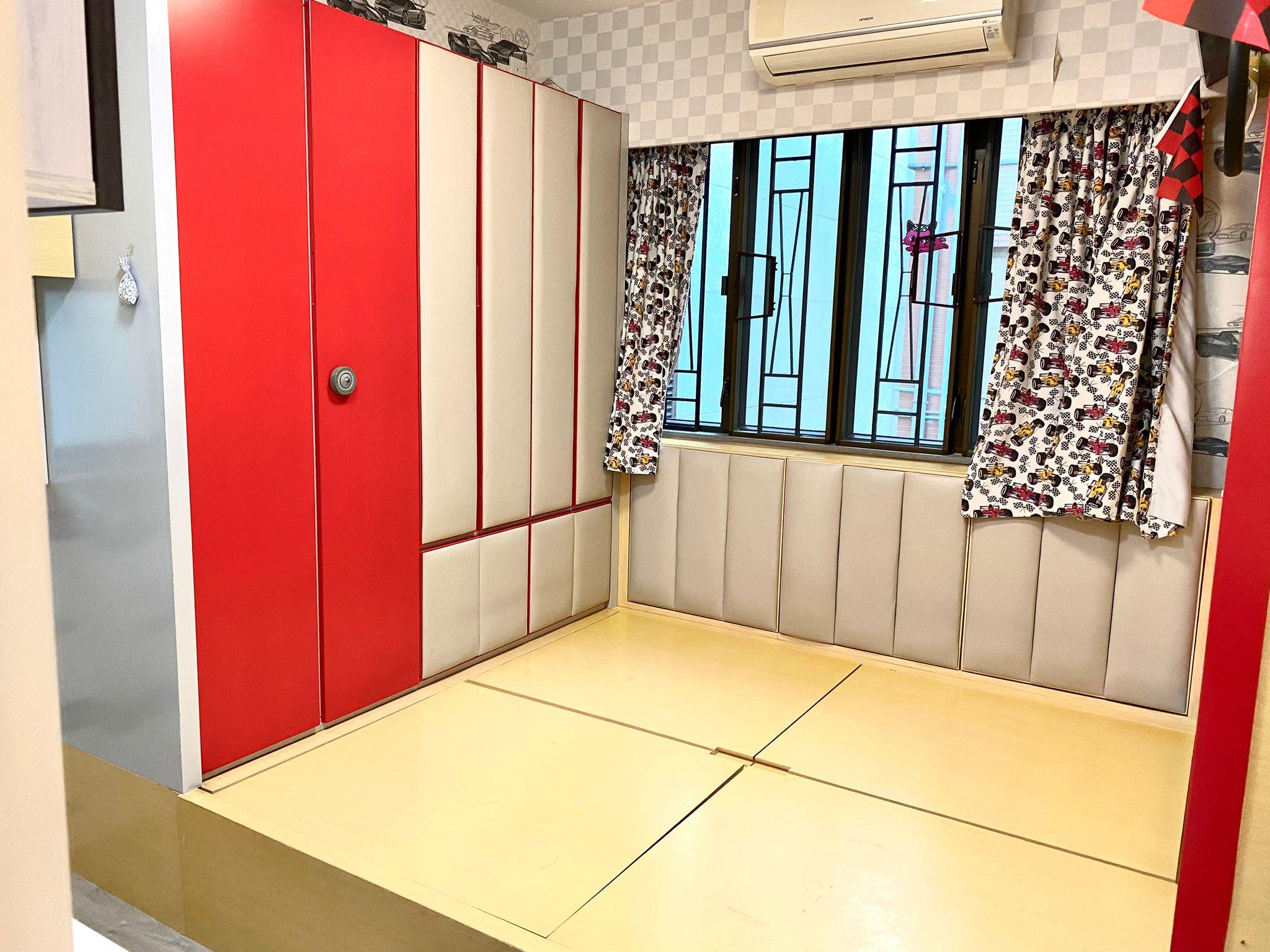 睡房設有地台和大型置衣櫃,裝修和傢俱齊全。