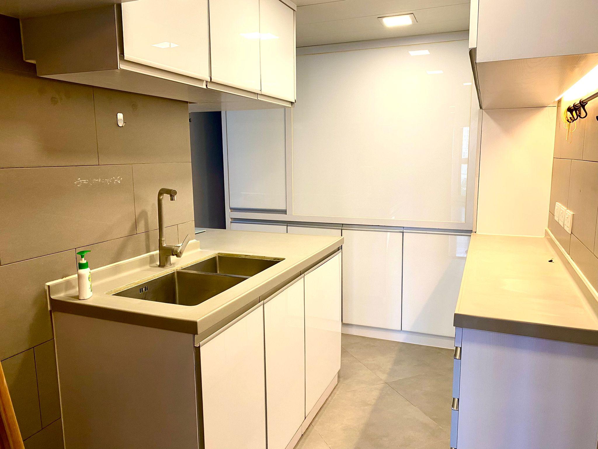 闊大的廚房連工人房設計,適合大家庭。