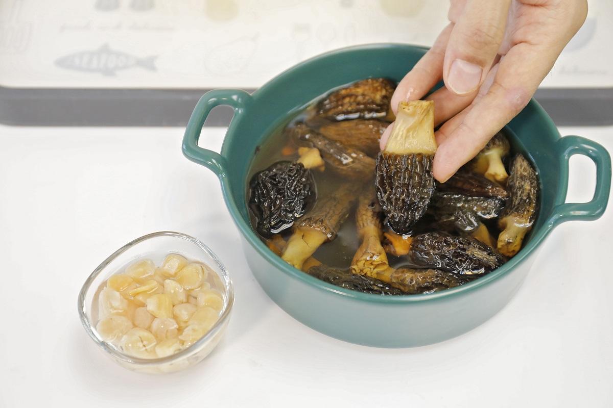 金銀蒜炒羊肚菌龍蝦球做法