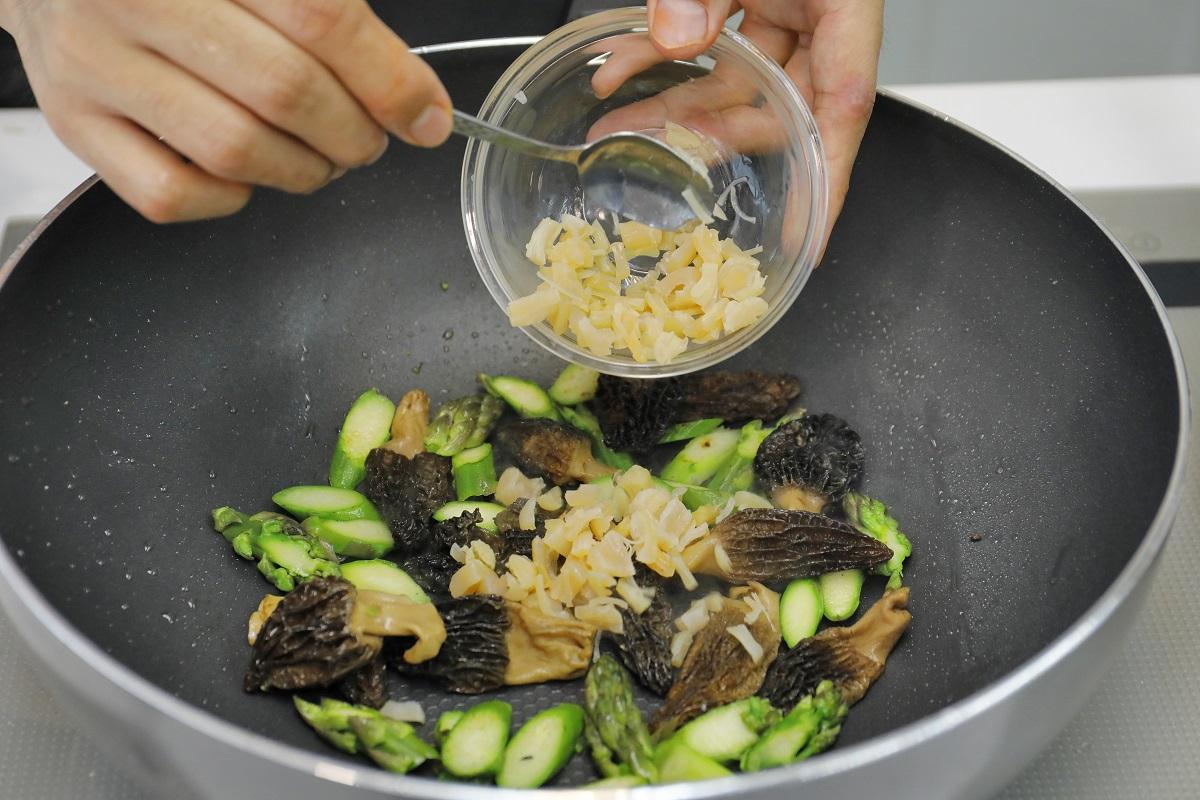 金銀蒜炒羊肚菌龍蝦球做法