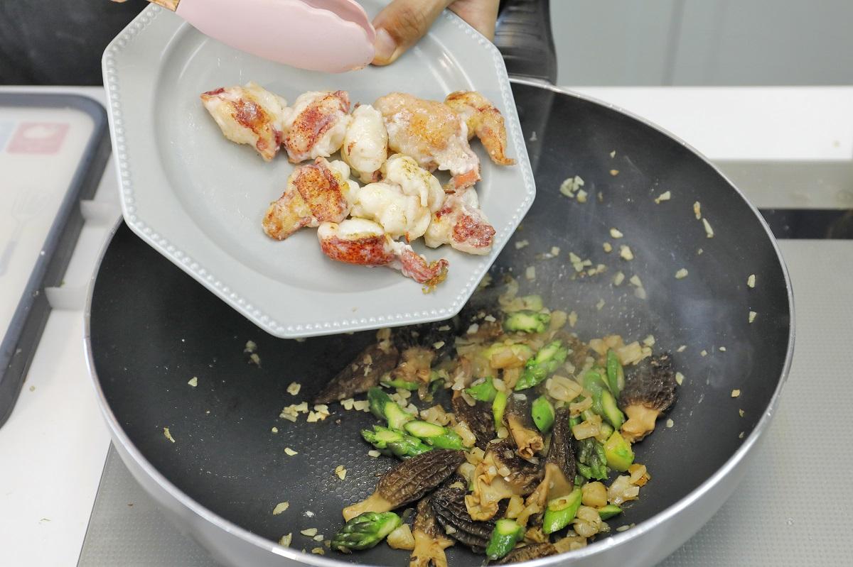 金銀蒜炒羊肚菌龍蝦球做法