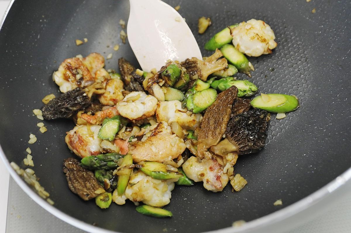 金銀蒜炒羊肚菌龍蝦球做法