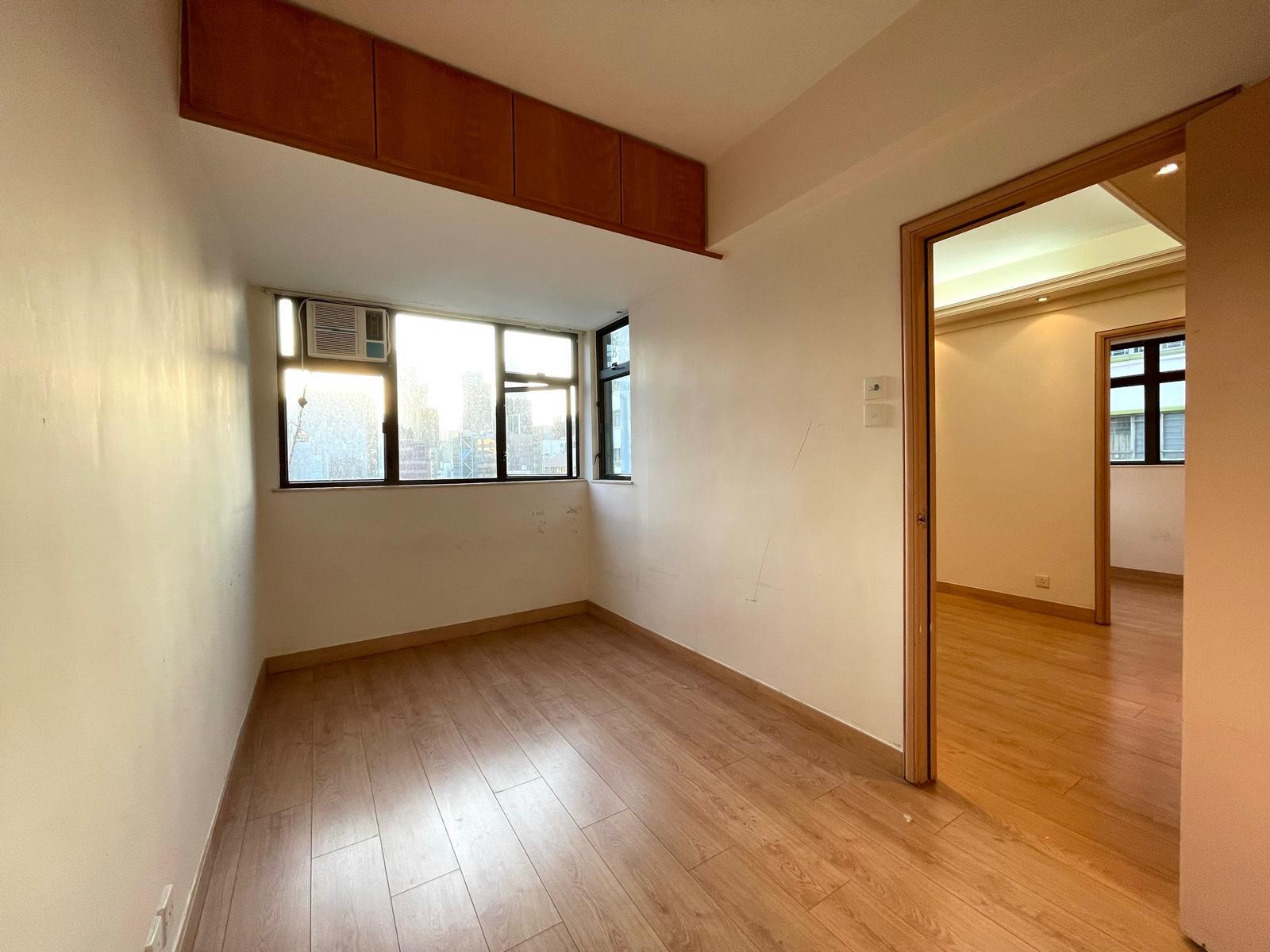 呈長方形的睡房,沒有窗台位,間隔更顯四正見使。