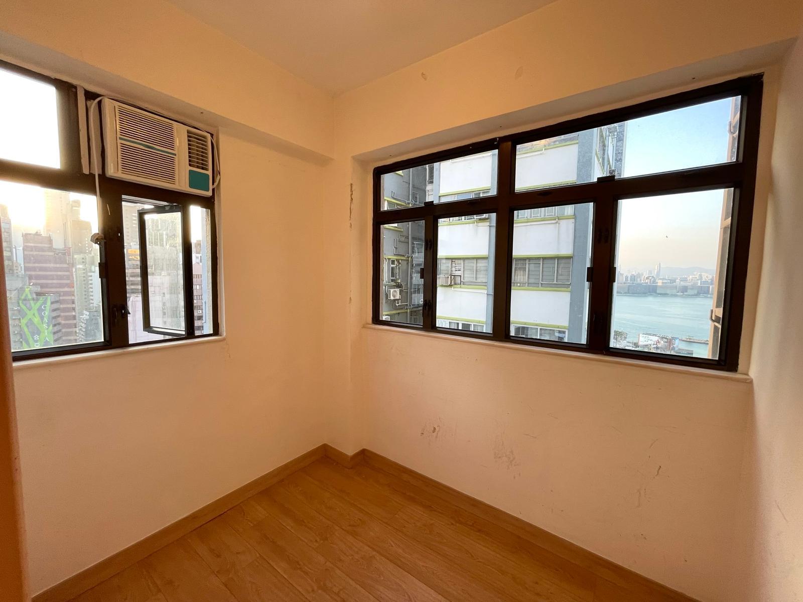 單位兩個睡房間隔闊大,每間均設有兩扇窗,其中一個房間更可望部分維港海景,景致開揚通爽。