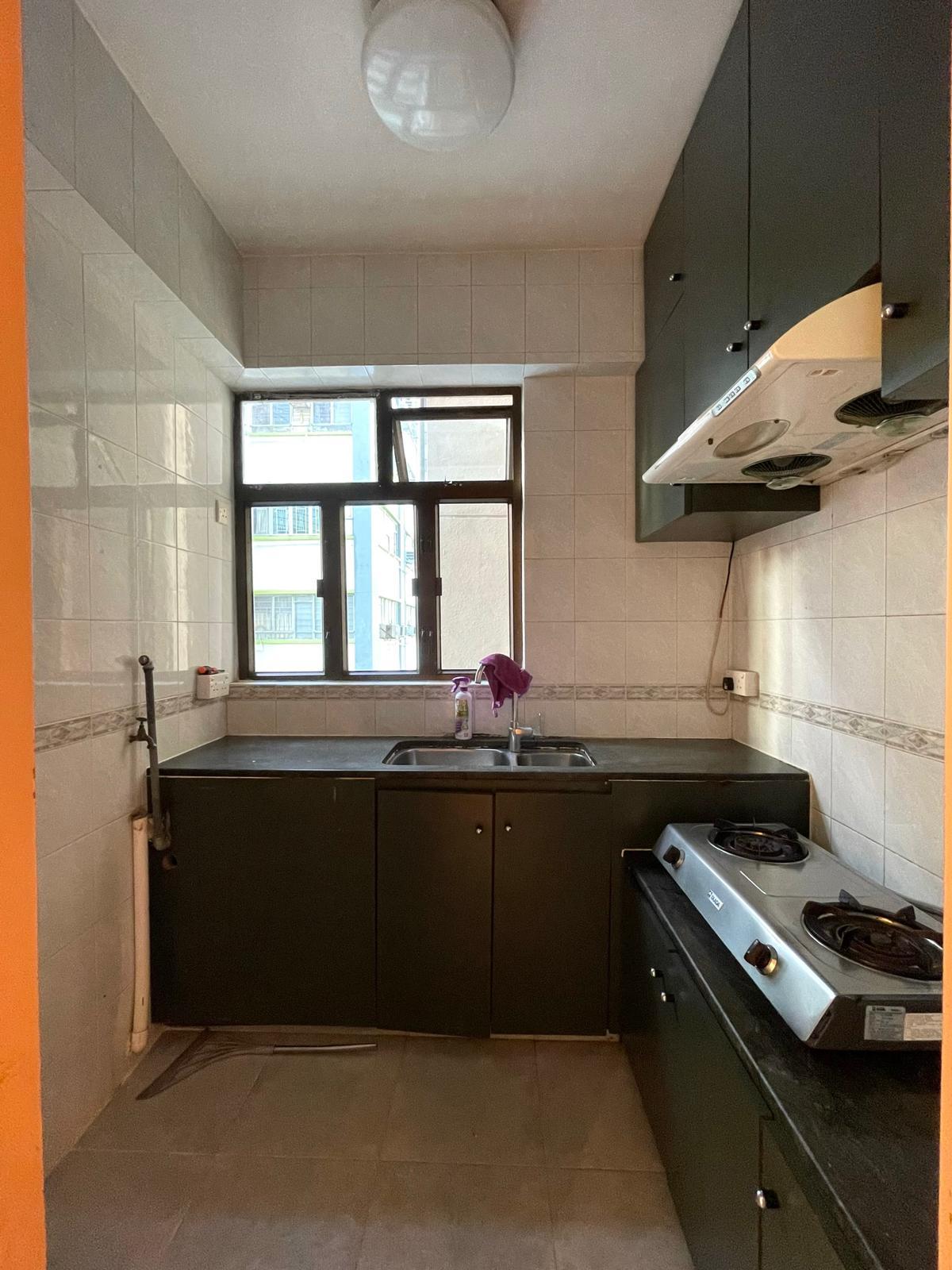 廚房空間充裕,窗戶亦大,光猛之餘,油煙通風效果佳。