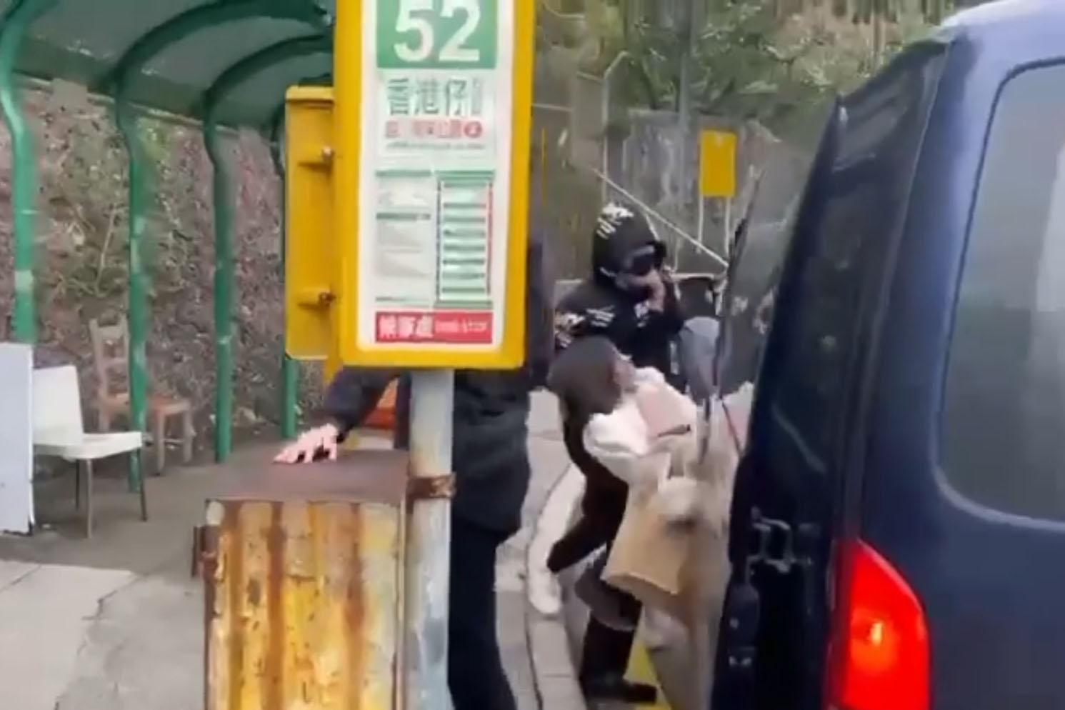 赤柱監獄外周六有人被擄走,一名女子被多人抬上客貨車,市民和懲教署人員制止不果。(網上片段截圖)