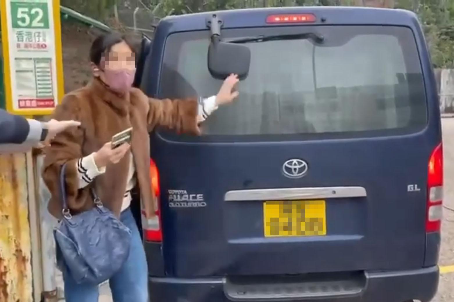 赤柱監獄外周六有人被擄走,一名女子被多人抬上客貨車,市民和懲教署人員制止不果。(網上片段截圖)