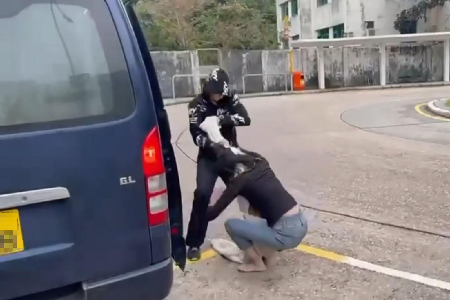 赤柱監獄外周六有人被擄走,一名女子被多人抬上客貨車,市民和懲教署人員制止不果。(網上片段截圖)